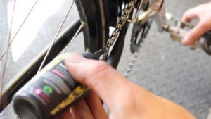 methods to get bike grease out of clothes and skin_featured image
